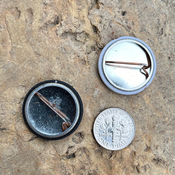 FREE W BUNDLE 💘 Bee mini pin set - Picture 3 of 3